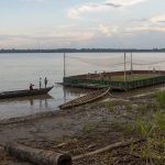 Cancha de fútbol sobre el río Amazonas.