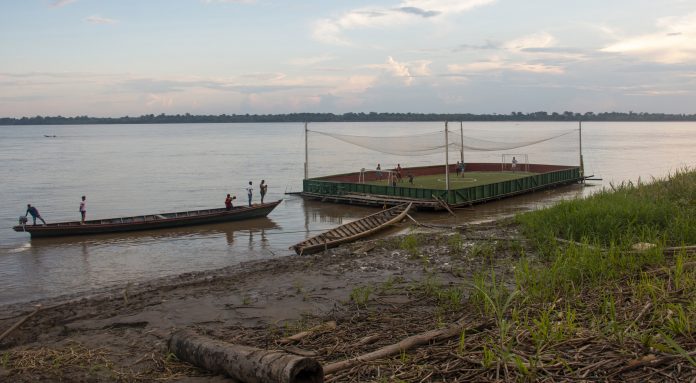 Cancha de fútbol sobre el río Amazonas.