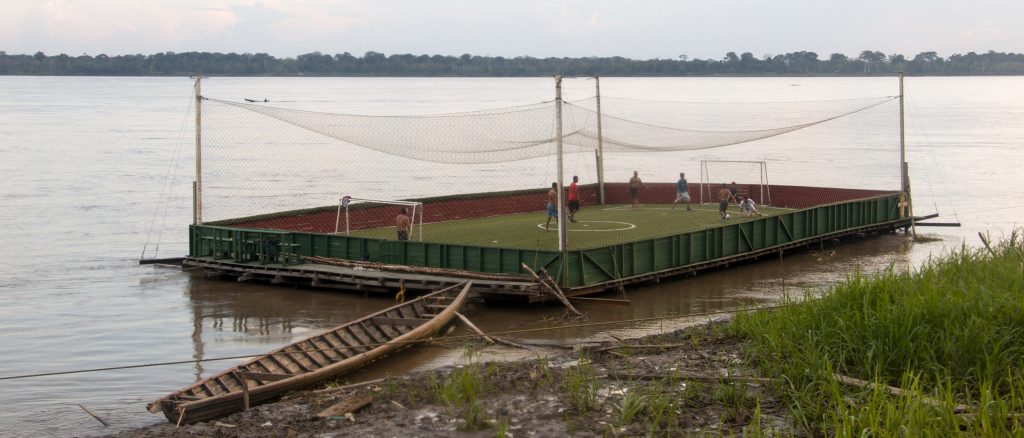 Cancha de fútbol sobre el río Amazonas.