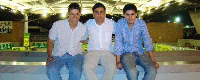 En compañía de Diego Londoño y Miguel Roldán (de izquierda a derecha).