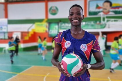 Donde la determinación conquista alturas: el amor de Brayan Daniel Angulo por el voleibol