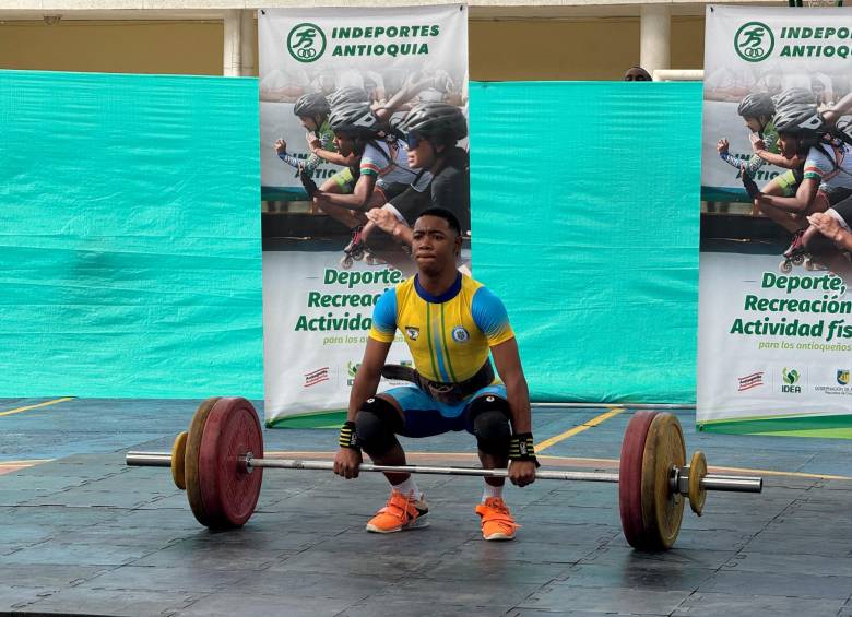 Yamith improvisó un gimnasio en su casa para levantar pesas y ahora es campeón departamental