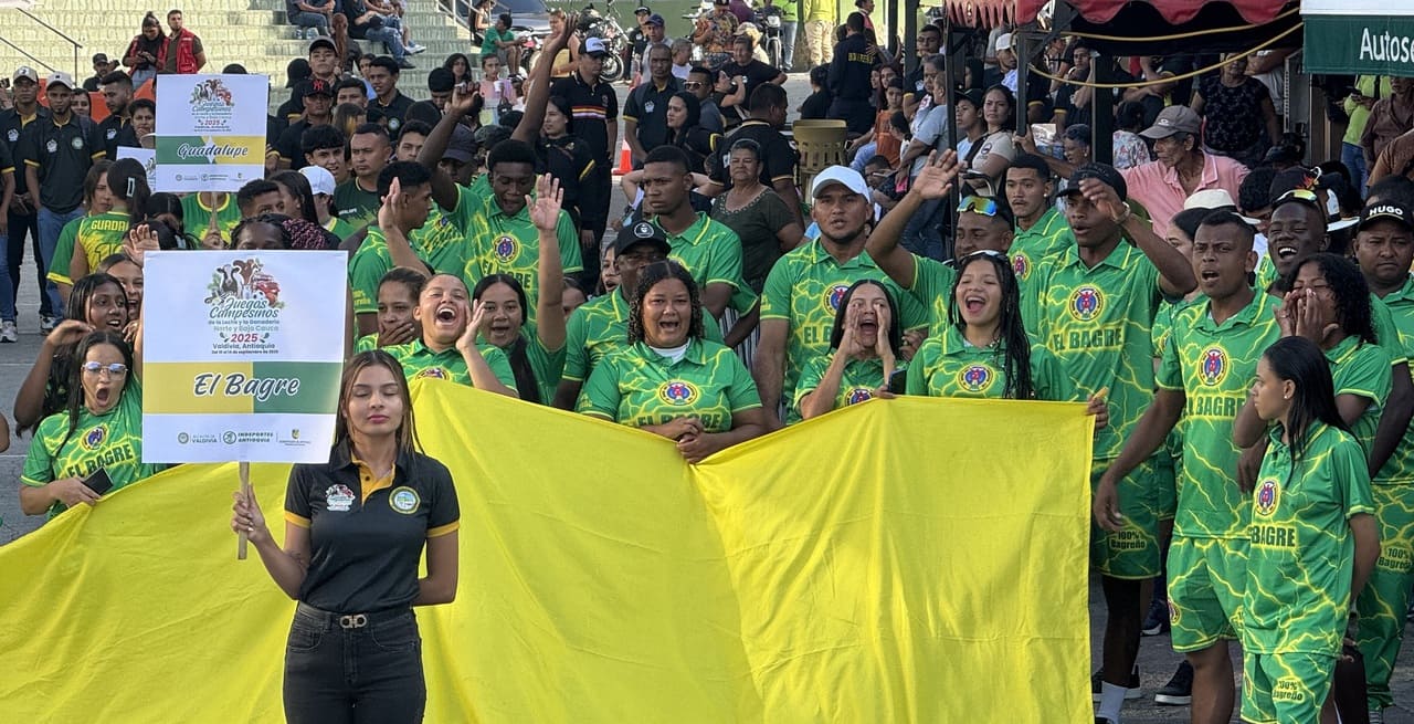 Figura 2. Delegación de El Bagre durante el desfile inaugural.Nota: los deportistas campesinos de El Bagre ocupan el parque de Valdivia con la bandera amarilla y verde de su municipio. Valdivia, Antioquia, 10 de septiembre de 2025. Fotografía del autor.