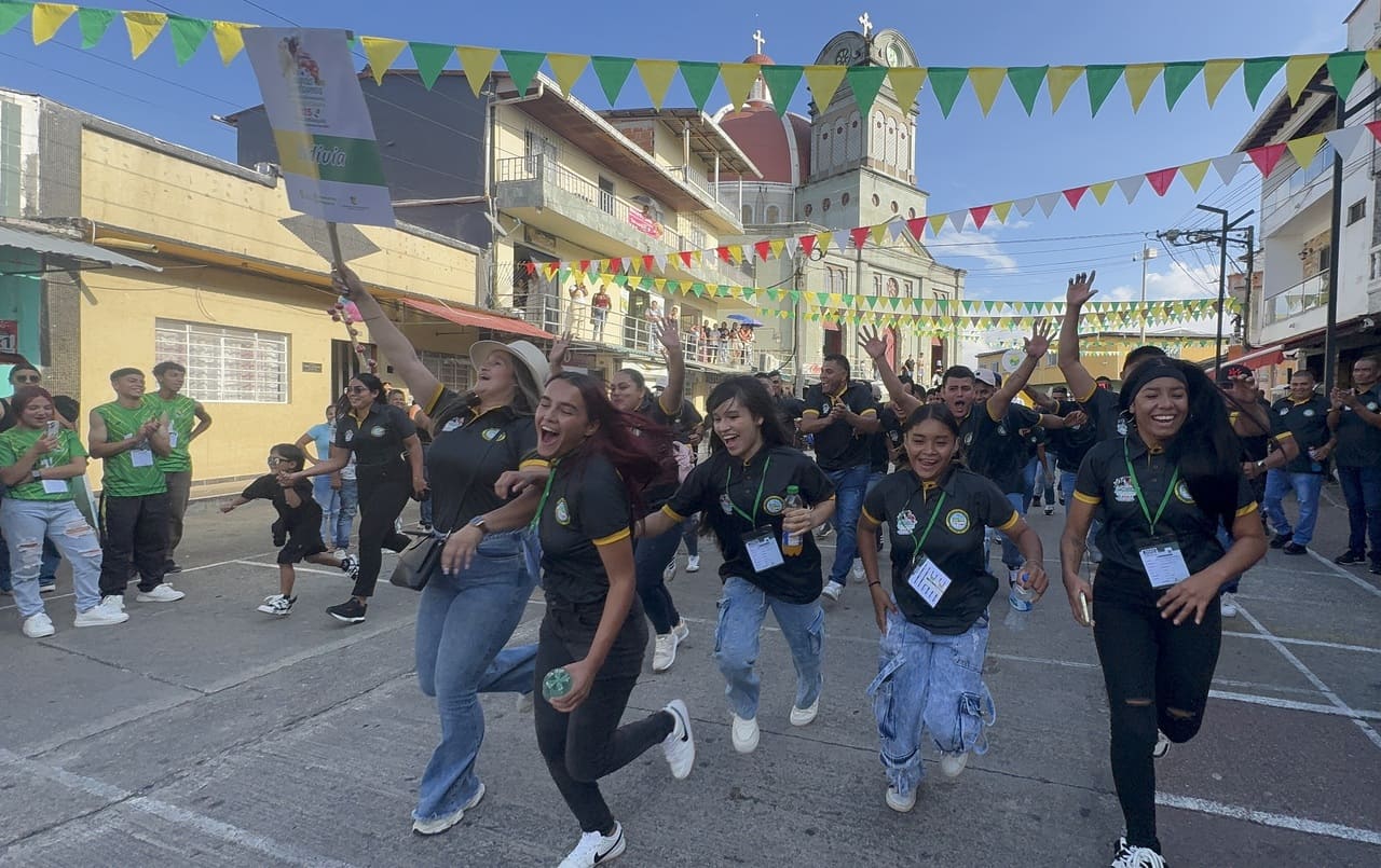 Figura 3. Delegación anfitriona en el desfile inaugural. Nota: representantes de Valdivia corren por las calles de su municipio como muestra de alegría y festividad. La ocupación del espacio público por cuerpos campesinos constituye el núcleo de la tesis sobre resignificación territorial. Valdivia, Antioquia, 10 de septiembre de 2025. Fotografía del autor.