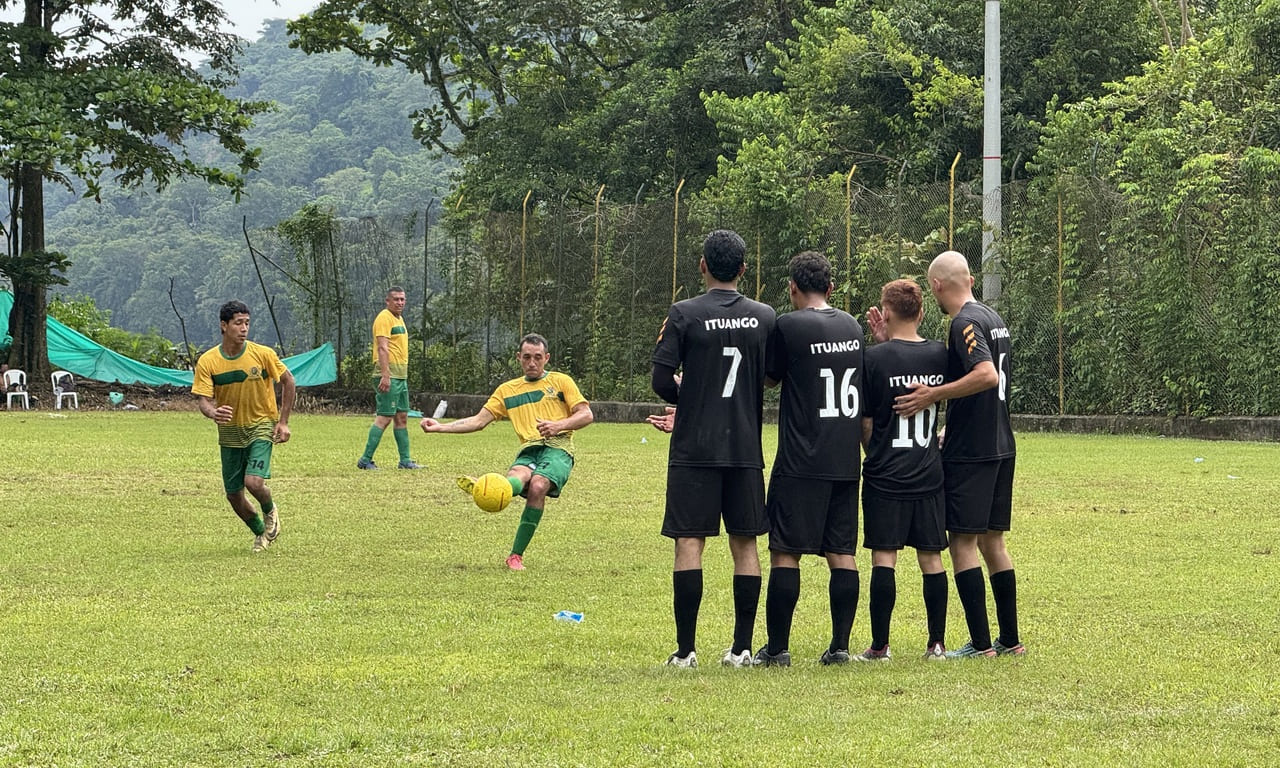 Figura 6. Tiro libre de Johiner Rivera en la cancha de Cachirimé, Puerto Valdivia. Nota: el número siete de Angostura ejecuta el cobro de un tiro libre frente a la barrera de Ituango en la cancha de Cachirimé, corregimiento de Puerto Valdivia. Este escenario, que días antes había sido zona de hechos violentos, acogió los partidos de fútbol masculino y femenino de los Juegos Deportivos Campesinos. El balón se convirtió en el octavo gol de la victoria 8-0. Puerto Valdivia, Valdivia (Antioquia), 12 de septiembre de 2025. Fotografía del autor.