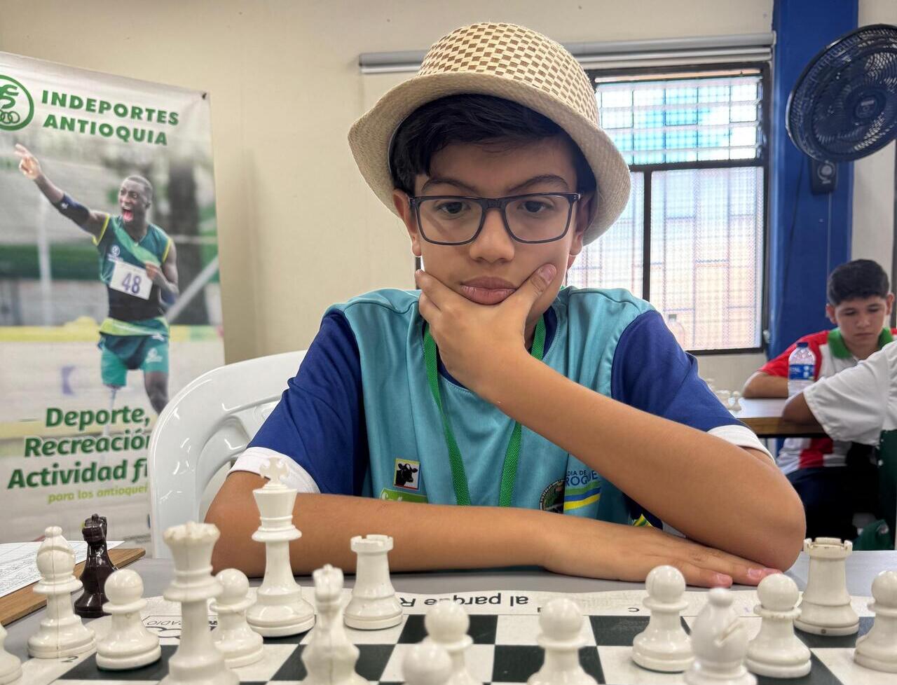 Un sombrero, un tablero y un sueño: la historia de José Miguel Quintero en los Juegos Intercolegiados