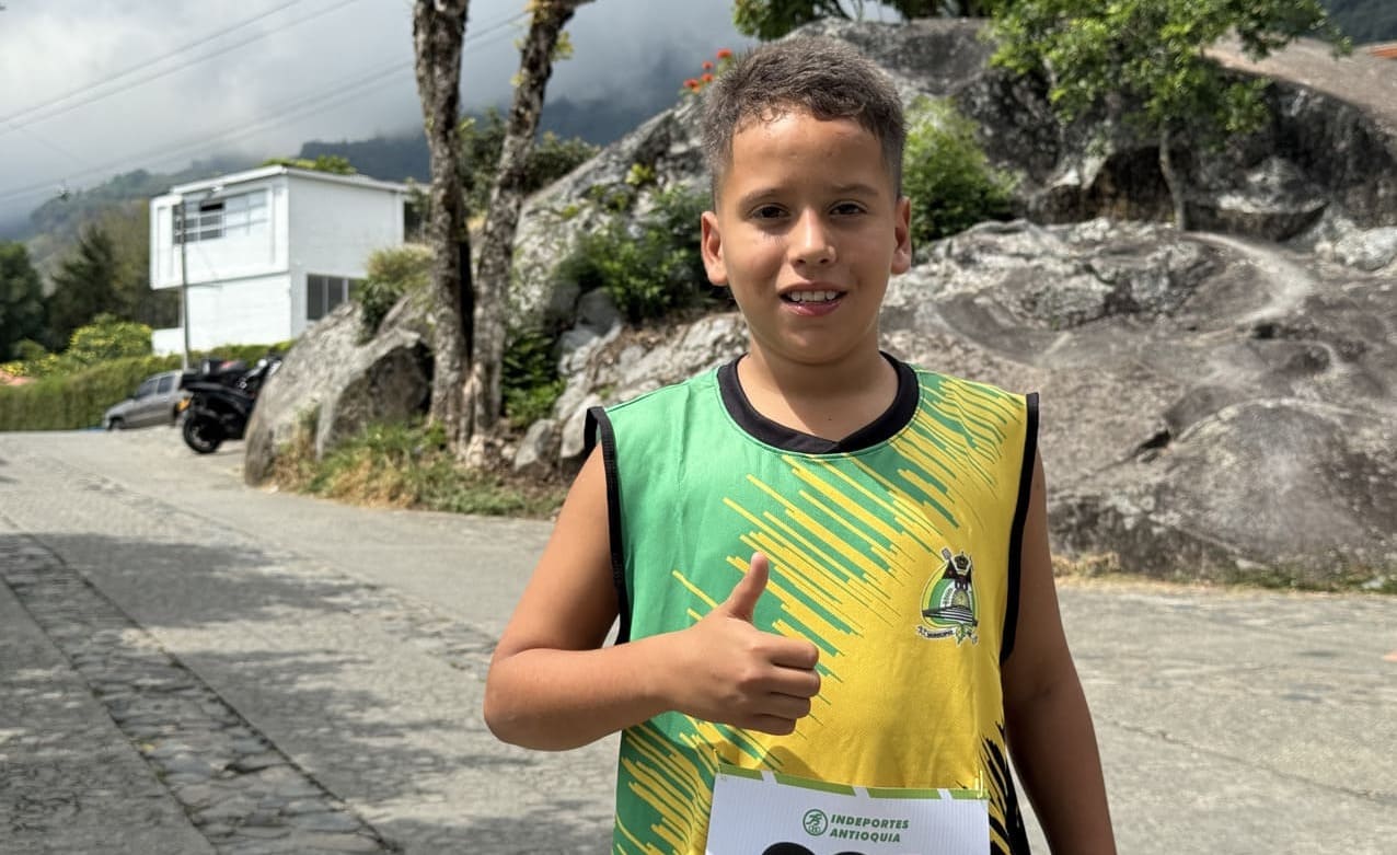 Del periodismo escolar al atletismo: Samuel Alexis Garcés llevó las preguntas de Amagá hasta la pista de Támesis