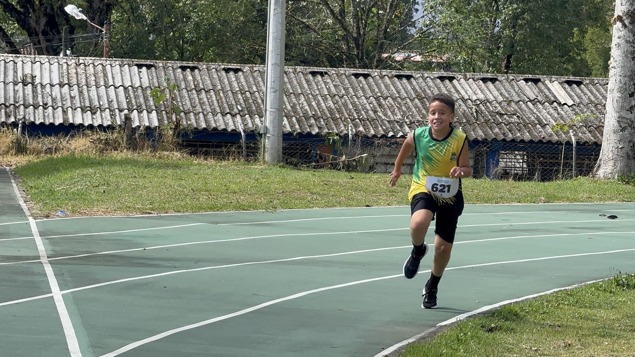 Del periodismo escolar al atletismo: Samuel Alexis Garcés llevó las preguntas de Amagá hasta la pista de Támesis